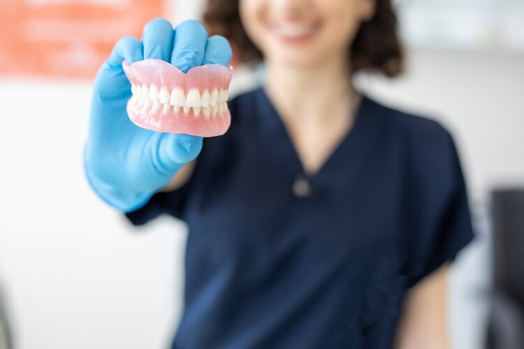 پروتز دندان چیست؟ انواع، کاربردها، مزایا و قیمت